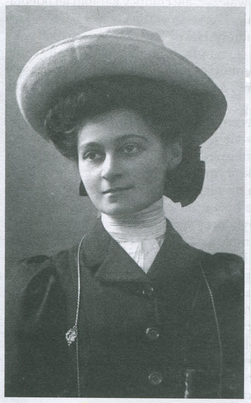 Dora Mukułowska w kapeluszu